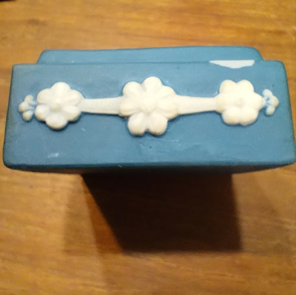 Wedgewood Style Trinket Box, Ceramic, Blue & White, Cameo on Lid - Picture 4 of 9